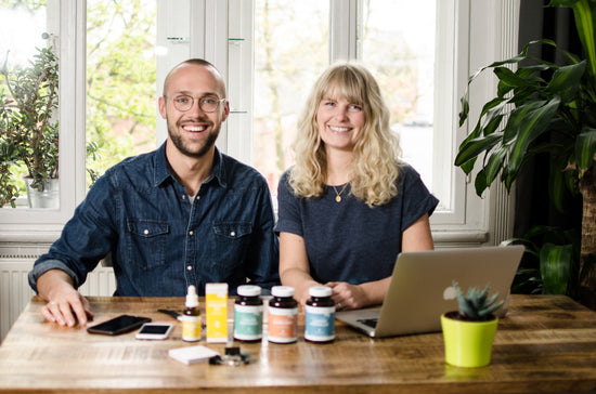 The founders Julia and Gil are sitting on a table with InnoNature products.
